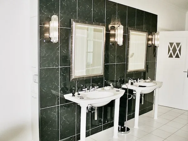 schwarze Fliesenwand Bad Ollenhauer Bausanierung