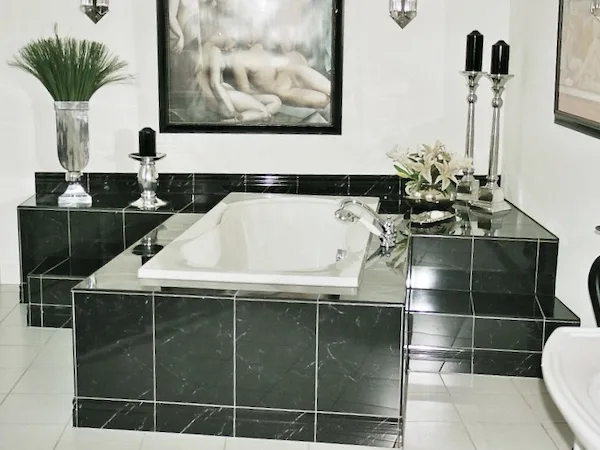 Badewanne mit schwarzen Fliesen Ollenhauer Fliesenleger